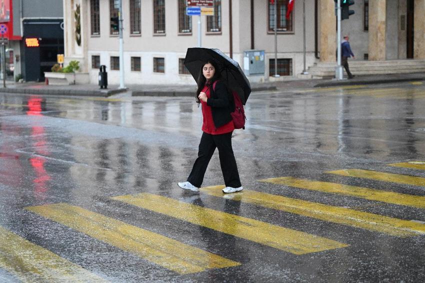 Sağanak yağış ve fırtına kuvvetli geliyor! Meteoroloji ve İstanbul Valiliği uyardı
