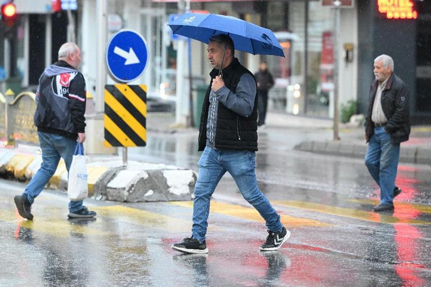 Sağanak yağış ve fırtına kuvvetli geliyor! Meteoroloji ve İstanbul Valiliği uyardı