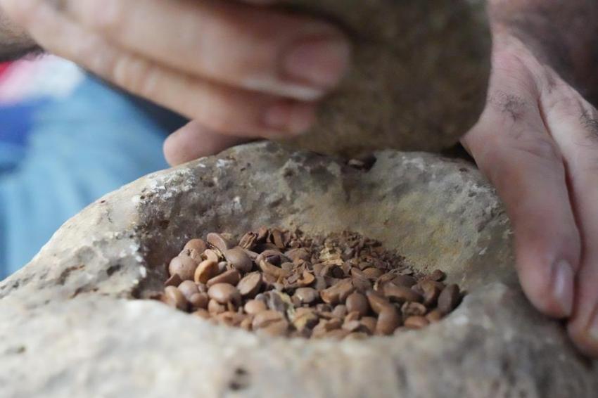 Gören şaşkına dönüyor! Soku taşında öğütülüyor, kumda pişiriliyor: Tadına bakmak için sıraya giriyorlar