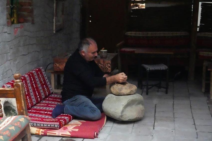 Gören şaşkına dönüyor! Soku taşında öğütülüyor, kumda pişiriliyor: Tadına bakmak için sıraya giriyorlar