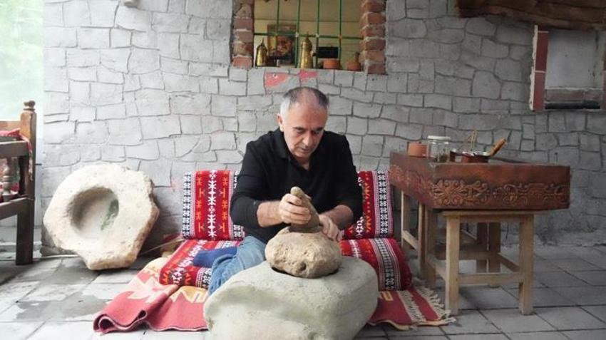 Gören şaşkına dönüyor! Soku taşında öğütülüyor, kumda pişiriliyor: Tadına bakmak için sıraya giriyorlar