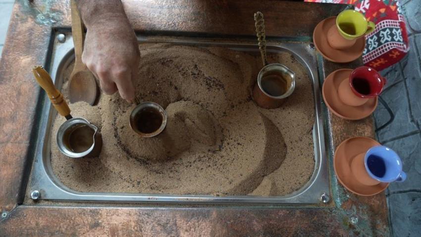 Gören şaşkına dönüyor! Soku taşında öğütülüyor, kumda pişiriliyor: Tadına bakmak için sıraya giriyorlar