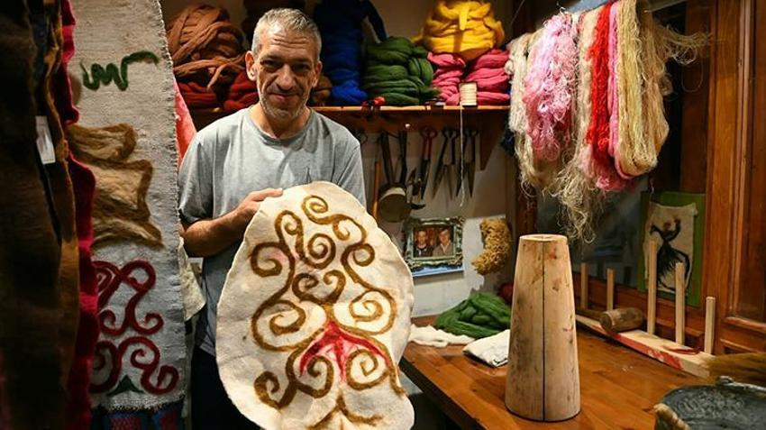Kuşadası'nda 100 yıllık aile mirasını yaşatıyor! Atölyesinde kuzu yününü sabırla eserlere dönüştürüyor: Yalnızca su ve zeytinyağı sabunu kullanıyor
