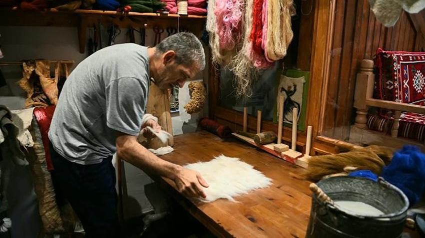 Kuşadası'nda 100 yıllık aile mirasını yaşatıyor! Atölyesinde kuzu yününü sabırla eserlere dönüştürüyor: Yalnızca su ve zeytinyağı sabunu kullanıyor