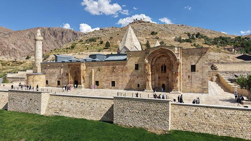 Sivas'ta ziyaretçiler boş taşa bakmasın diye 16 yıldır gönüllü rehberlik yapıyor! Divriği Ulu Camii'ni aşkla anlatıyor!