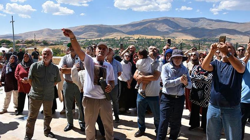 Sivas'ta ziyaretçiler boş taşa bakmasın diye 16 yıldır gönüllü rehberlik yapıyor! Divriği Ulu Camii'ni aşkla anlatıyor!