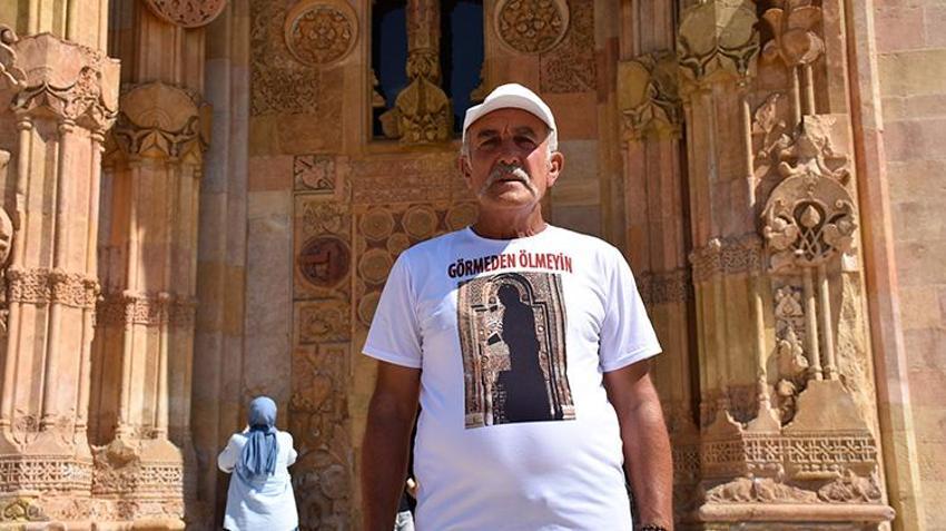 Sivas'ta ziyaretçiler boş taşa bakmasın diye 16 yıldır gönüllü rehberlik yapıyor! Divriği Ulu Camii'ni aşkla anlatıyor!