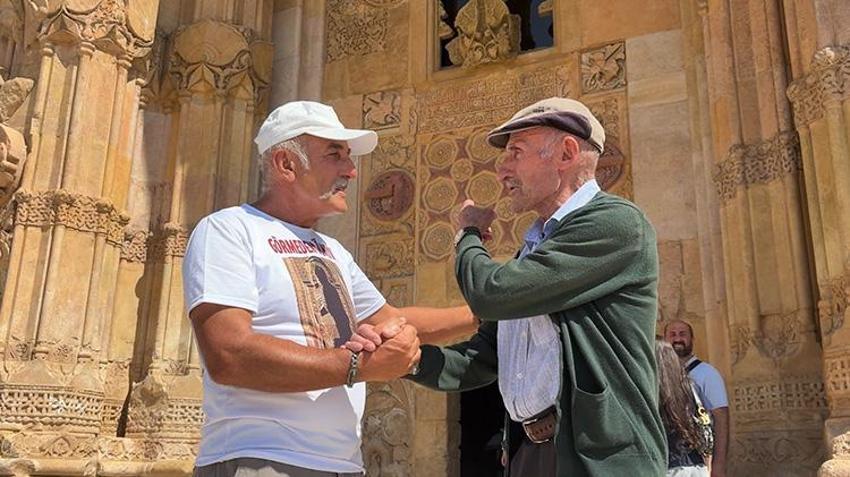 Sivas'ta ziyaretçiler boş taşa bakmasın diye 16 yıldır gönüllü rehberlik yapıyor! Divriği Ulu Camii'ni aşkla anlatıyor!