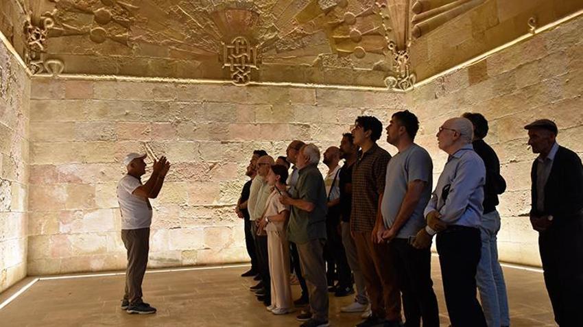 Sivas'ta ziyaretçiler boş taşa bakmasın diye 16 yıldır gönüllü rehberlik yapıyor! Divriği Ulu Camii'ni aşkla anlatıyor!