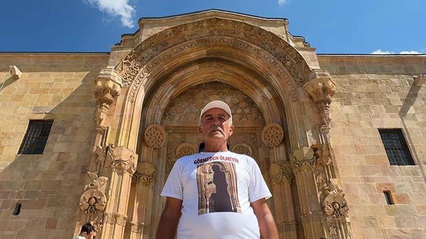 Sivas'ta ziyaretçiler boş taşa bakmasın diye 16 yıldır gönüllü rehberlik yapıyor! Divriği Ulu Camii'ni aşkla anlatıyor!