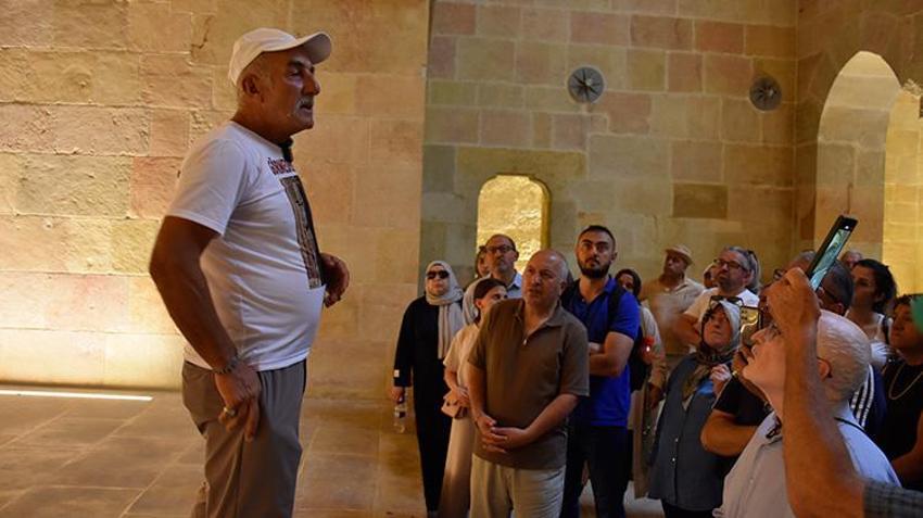 Sivas'ta ziyaretçiler boş taşa bakmasın diye 16 yıldır gönüllü rehberlik yapıyor! Divriği Ulu Camii'ni aşkla anlatıyor!