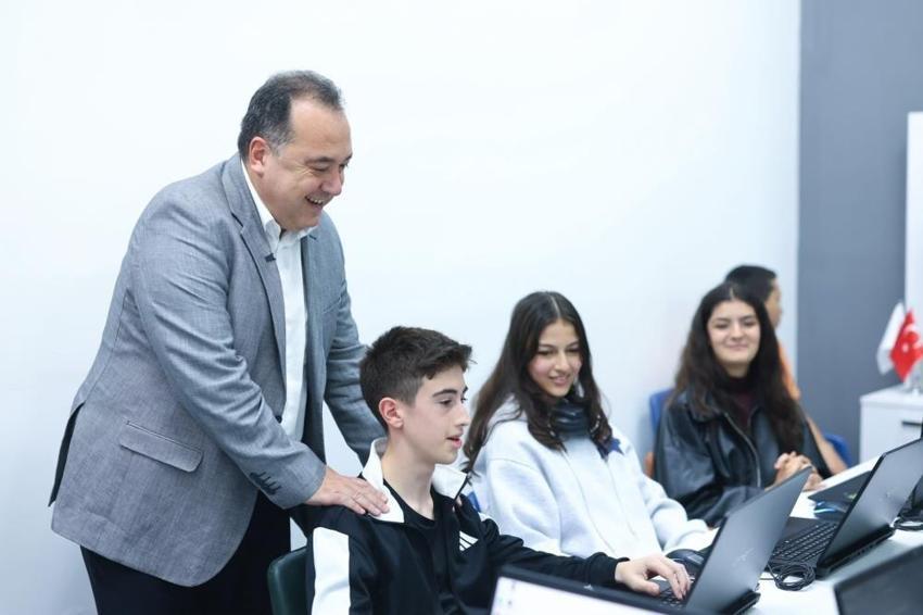 Manisa'da yazılımcılığın ilk meyvesi alındı: İlk mezunlar ürünlerini ortaya koydu
