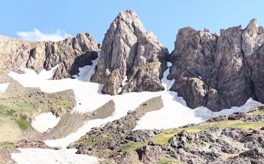 Hakkari'de görenleri büyüleyen manzara! 3 bin 500 rakımda keşfettiler