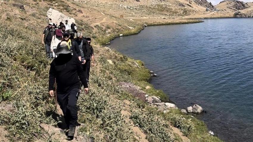 Hakkari'de görenleri büyüleyen manzara! 3 bin 500 rakımda keşfettiler