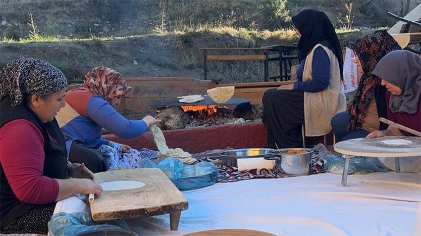 Pozantı’da minik eller üretti, veliler pişirdi: Tarladan sofraya sıkma-karpuz şenliği