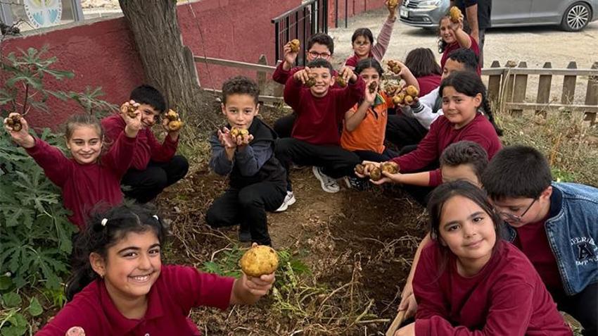 Pozantı’da minik eller üretti, veliler pişirdi: Tarladan sofraya sıkma-karpuz şenliği