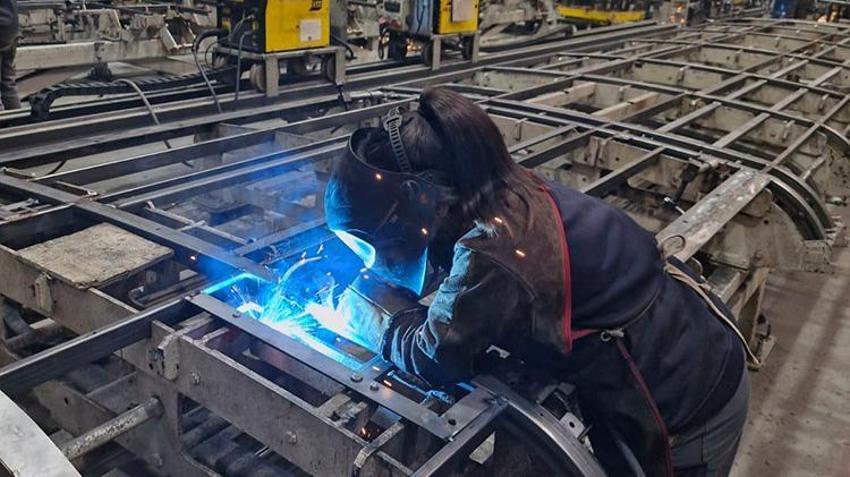 12 yaşında başladı, şimdi otobüs iskeleti kaynatıyor! Sena bin kişilik fabrikanın tek kadın kaynakçısı oldu