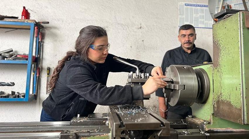 12 yaşında başladı, şimdi otobüs iskeleti kaynatıyor! Sena bin kişilik fabrikanın tek kadın kaynakçısı oldu