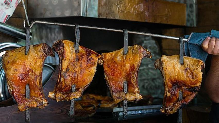 Denizli'de çatal-bıçak olmayan restoran: Her şey elle yeniyor! Kebap bitince dükkan kapanıyor, sadece erken gelen yetişiyor