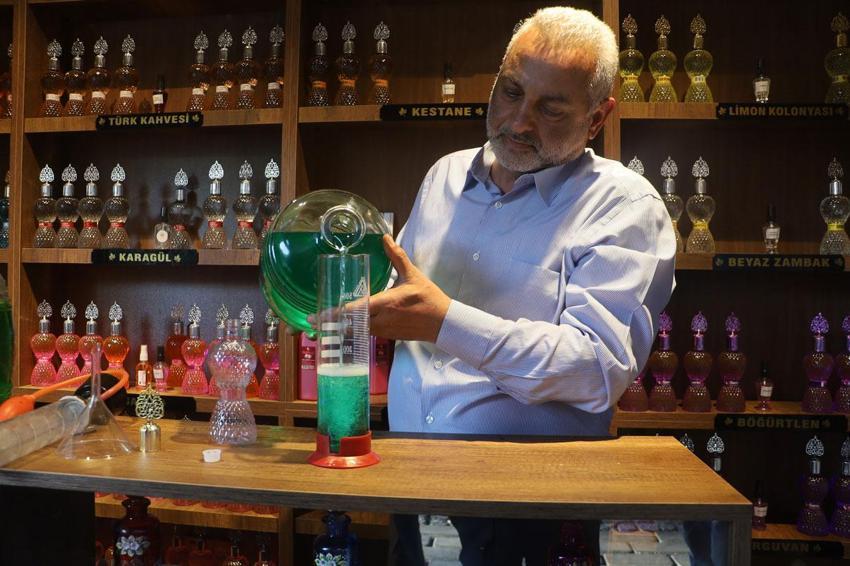 35 yıllık usta Sivas kokan kolonya üretti! Kolonyanın hikayesini duyan Sivas kalesini ziyaret ediyor