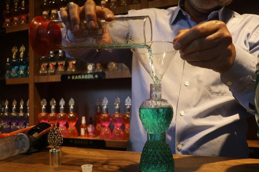 35 yıllık usta Sivas kokan kolonya üretti! Kolonyanın hikayesini duyan Sivas kalesini ziyaret ediyor