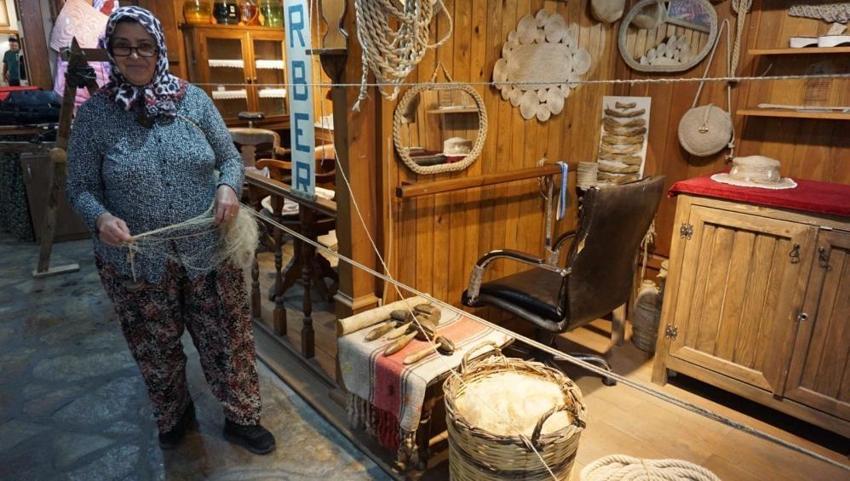 Dededen babaya, babadan kızına miraz kaldı! 570 yıllık sanatı tek başına sürdürüyor