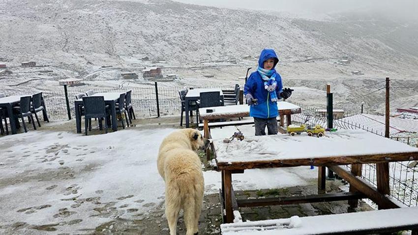 Rize'de kar sürprizi! Kaçkarların etekleri beyaza büründü
