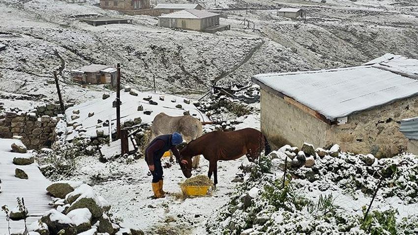 Rize'de kar sürprizi! Kaçkarların etekleri beyaza büründü