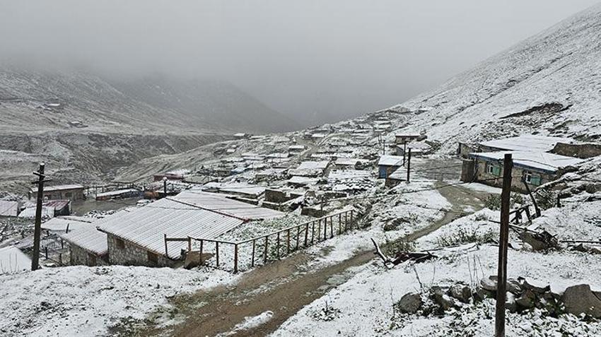 Rize'de kar sürprizi! Kaçkarların etekleri beyaza büründü