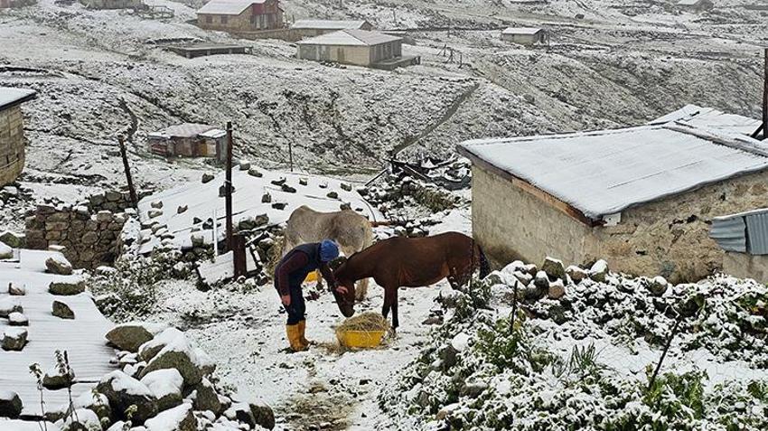 Rize'nin yüksek yaylalarına sezonun ilk karı düştü: Kaçkar Dağları beyaza büründü!