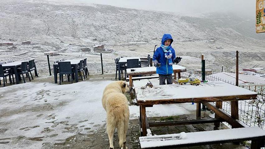 Rize'nin yüksek yaylalarına sezonun ilk karı düştü: Kaçkar Dağları beyaza büründü!