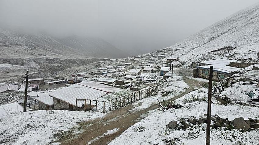 Rize'nin yüksek yaylalarına sezonun ilk karı düştü: Kaçkar Dağları beyaza büründü!