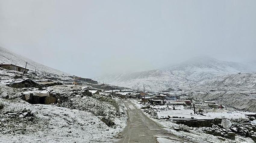 Rize'nin yüksek yaylalarına sezonun ilk karı düştü: Kaçkar Dağları beyaza büründü!