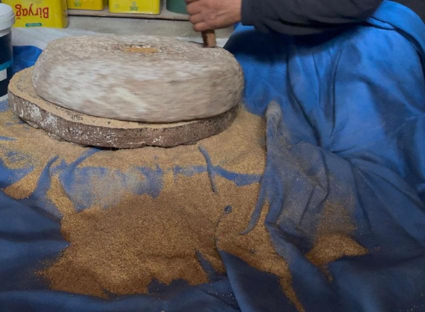 Kaynarca'da 90 yıllık geleneği taş değirmende yaşatıyorlar