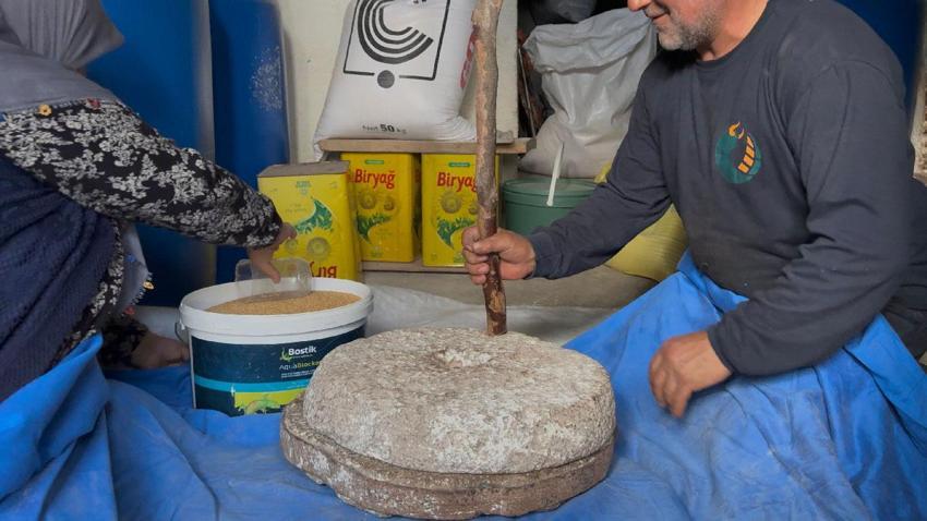 Kaynarca'da 90 yıllık geleneği taş değirmende yaşatıyorlar