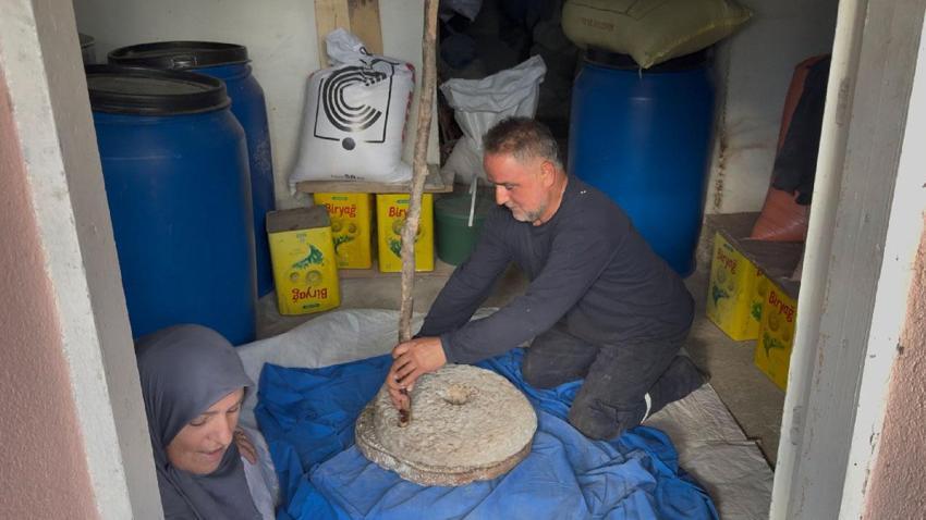 Kaynarca'da 90 yıllık geleneği taş değirmende yaşatıyorlar