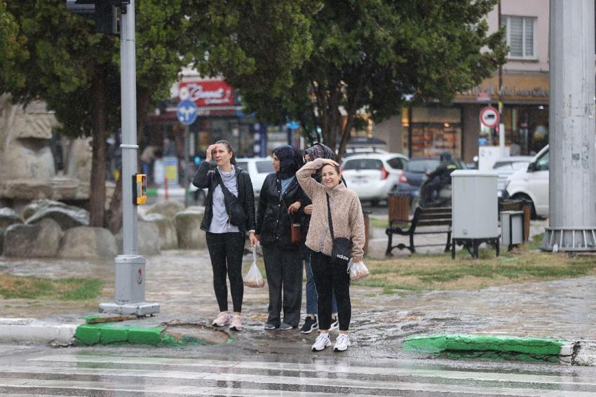 Sağanak yağış ve fırtına kuvvetli geliyor! Meteoroloji'den 4 il için sarı kodlu uyarı