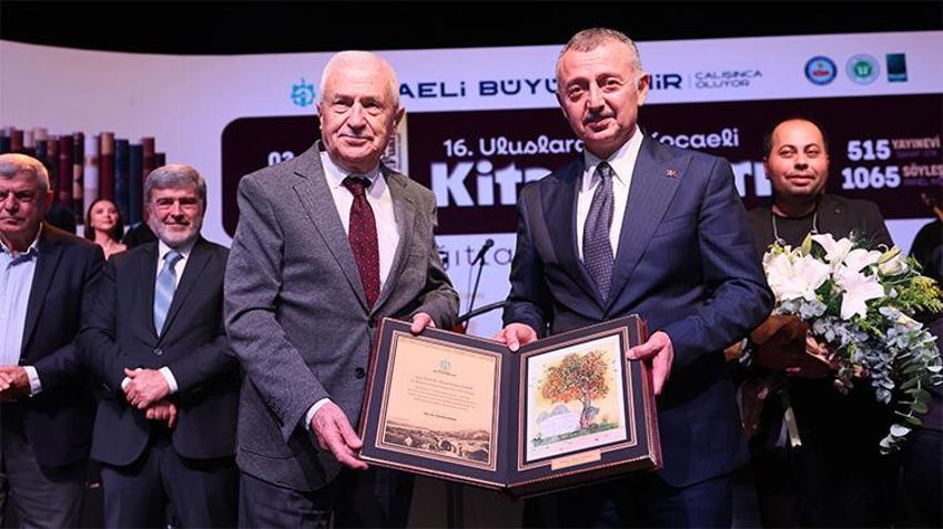 Türkiye’de sadece Kocaeli yapıyor: Ağaçlar kitap açtı! Başkan Büyükakın: Kültür ve sanatta standartları belirleyen şehir olacağız