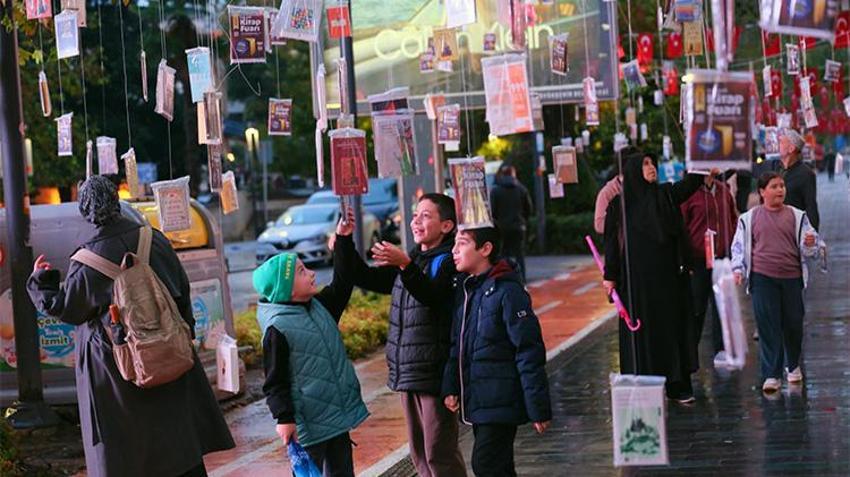 Türkiye’de sadece Kocaeli yapıyor: Ağaçlar kitap açtı! Başkan Büyükakın: Kültür ve sanatta standartları belirleyen şehir olacağız