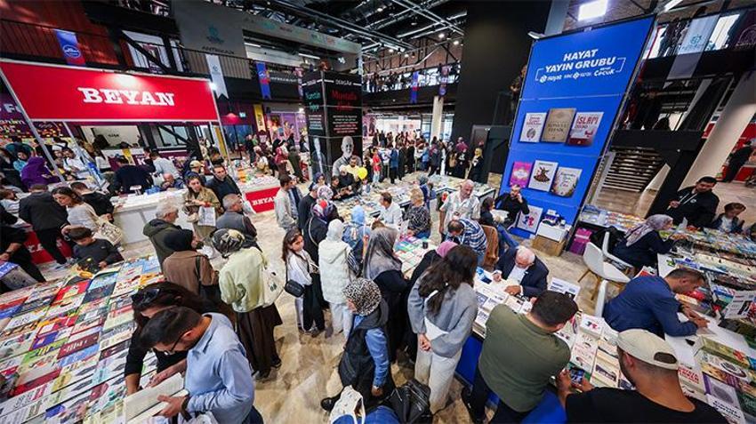 Türkiye’de sadece Kocaeli yapıyor: Ağaçlar kitap açtı! Başkan Büyükakın: Kültür ve sanatta standartları belirleyen şehir olacağız