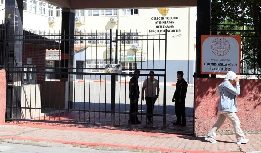KPSS salonunda kilitli kaldı: Antalya'da ekipler güçlükle kurtardı
