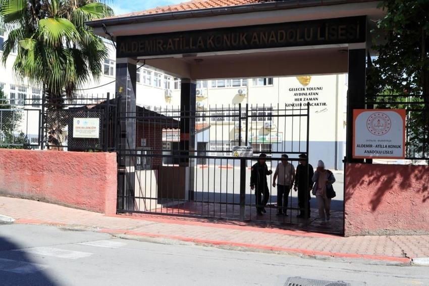 KPSS salonunda kilitli kaldı: Antalya'da ekipler güçlükle kurtardı