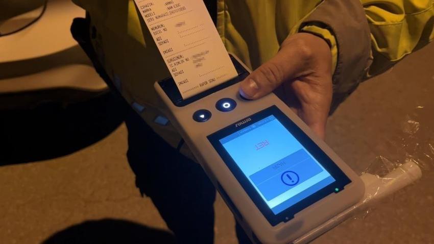 10 milyonluk otomobille denetimden kaçtı, çalılıkta uyurken yakalandı! Cezası 550 bin lira