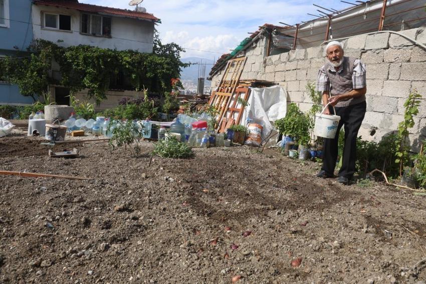 Hasat ettiği ürünleri bedava dağıtıyor! Duyan oraya koşuyor: Sahip Dede enkaz alanını sebze bahçesine çevirdi