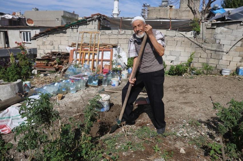 Hasat ettiği ürünleri bedava dağıtıyor! Duyan oraya koşuyor: Sahip Dede enkaz alanını sebze bahçesine çevirdi