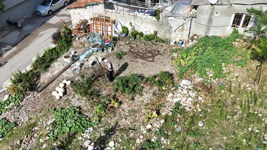 Hasat ettiği ürünleri bedava dağıtıyor! Duyan oraya koşuyor: Sahip Dede enkaz alanını sebze bahçesine çevirdi