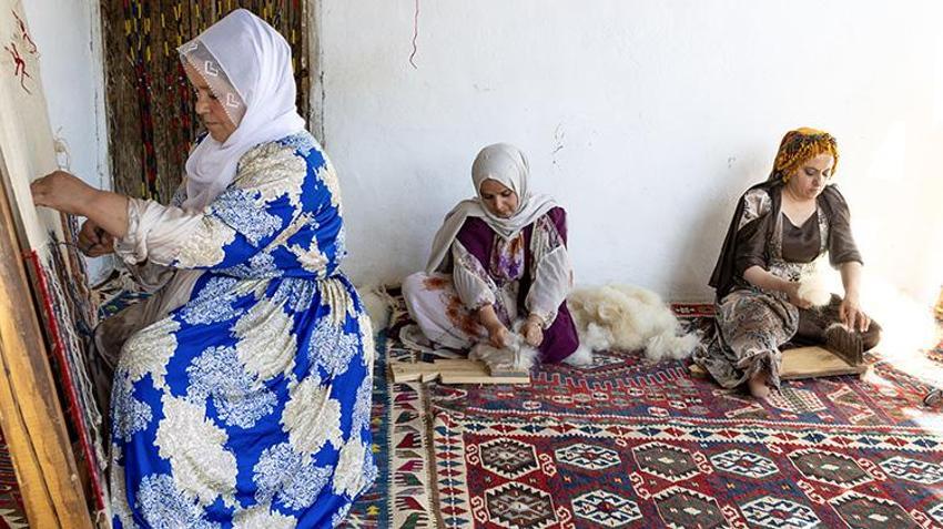 Van yaylalarında gelenek yaşatılıyor: Evlerinde tezgah kurup aile bütçelerine destek oluyorlar!