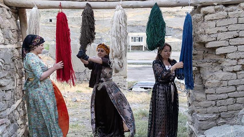 Van yaylalarında gelenek yaşatılıyor: Evlerinde tezgah kurup aile bütçelerine destek oluyorlar!