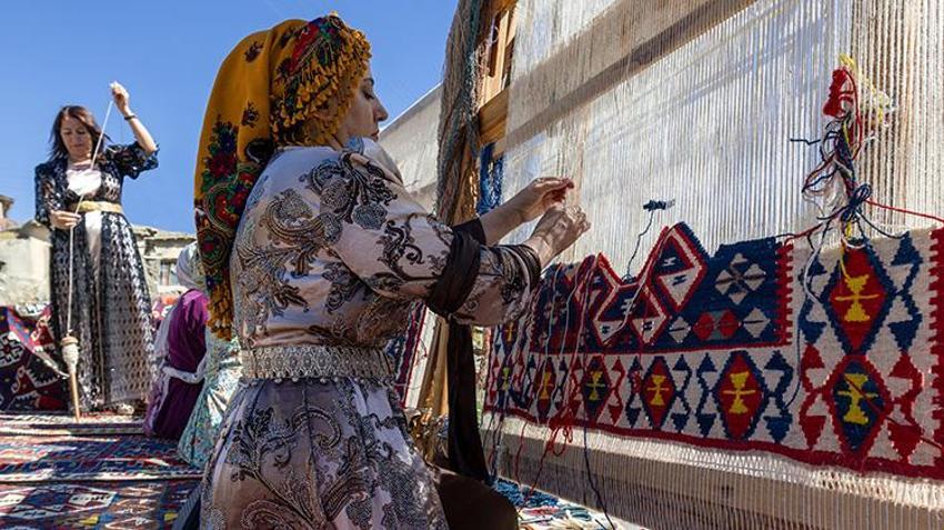 Van yaylalarında gelenek yaşatılıyor: Evlerinde tezgah kurup aile bütçelerine destek oluyorlar!