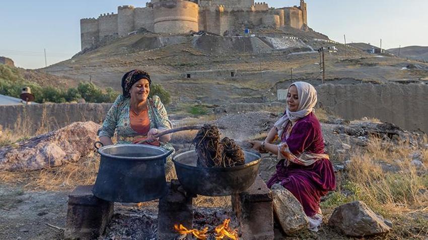 Van yaylalarında gelenek yaşatılıyor: Evlerinde tezgah kurup aile bütçelerine destek oluyorlar!